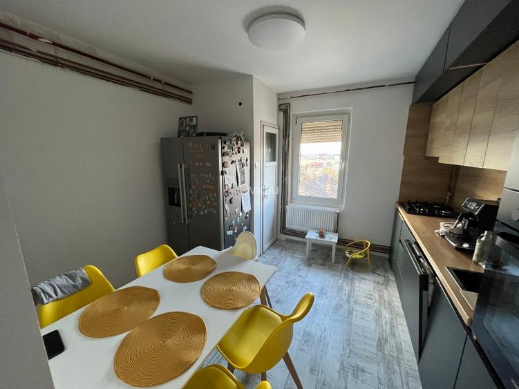 Apartament cu 3 camere, 2 băi, 66 mp + 4 mp balcon, decomandat, etaj 2/4 - 13