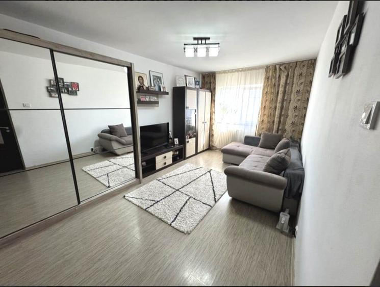Apartament 2 camere decomandat, etaj intermediar, centrala, AC, Dacia