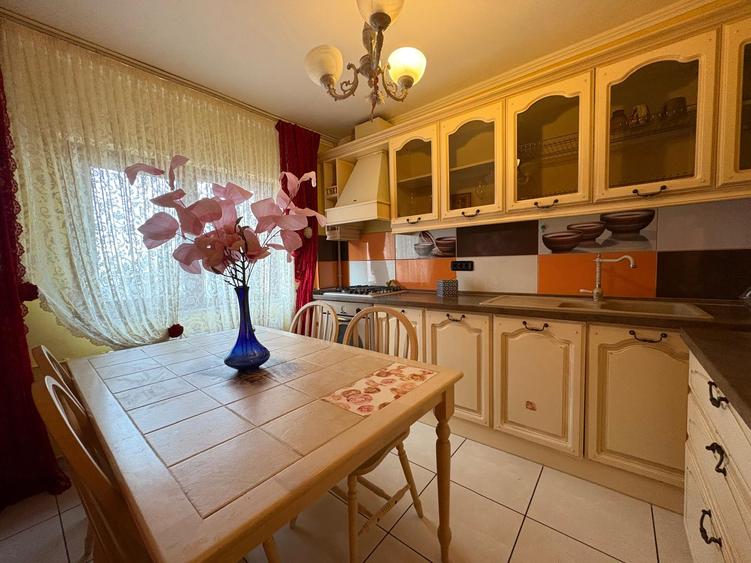 Apartament cu 4 camere de vanzare in zona Mosilor - Eminescu