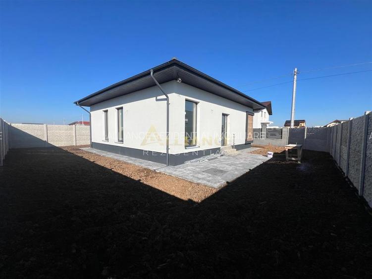 Casa individuala pe parter cu 4 camere // 2 bai // panouri 3 Kw - 5