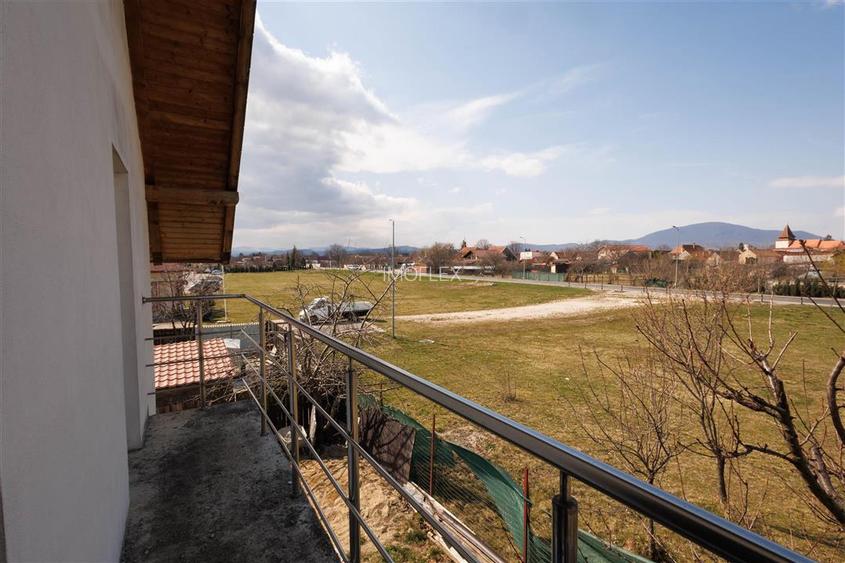 Casa spatioasa cu etaj si curte în Ghimbav - 14