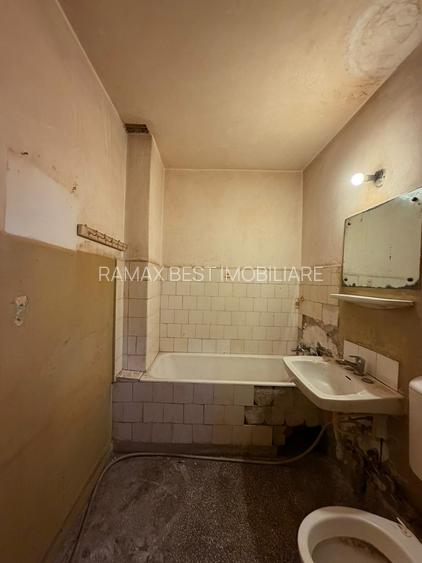 Titan, la 5 minute metrou Costin Georgian, pe intrarea Muncii, bloc 1977 - 4