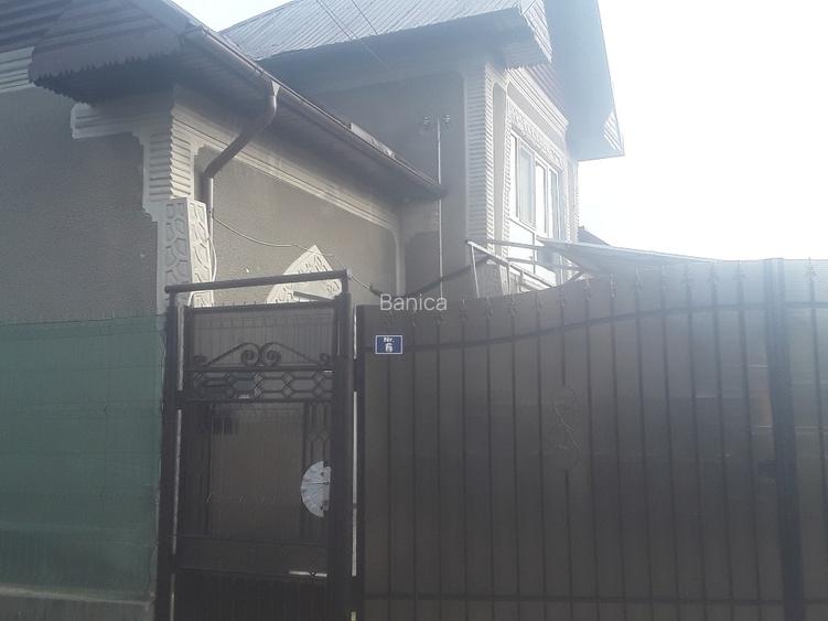 Casa situata  la poalele dealurilor subcarpatice in zona pomicola. - 2