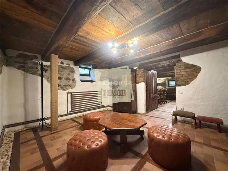 Casa ultracentrala complet renovata 6 camere 3 bai Cisnadioara - 11
