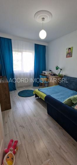 Poarta 6, 3 camere decomandate etajul 1. - 21