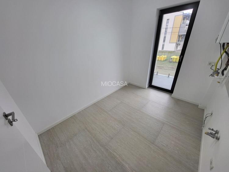 Bloc Nou. Etaj 1. Decomandat. Bucatarie Inchisa. Asfalt - 7