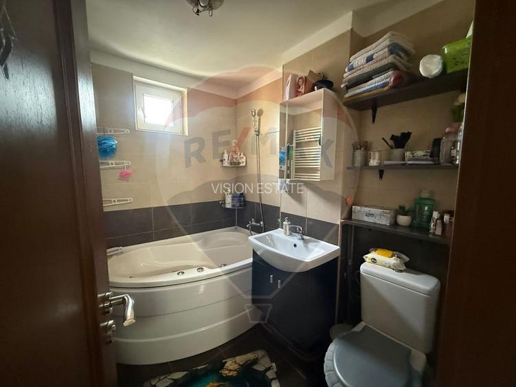 Apartament cu 3 camere de vânzare în zona Lapus - 8
