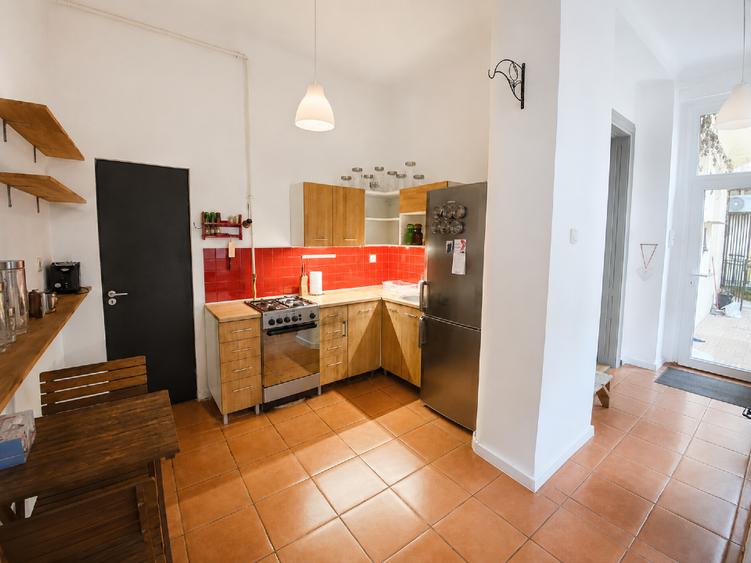 Apartament spațios de 60 mp în clădire cu caracter, la 5 minute de Piața Unirii