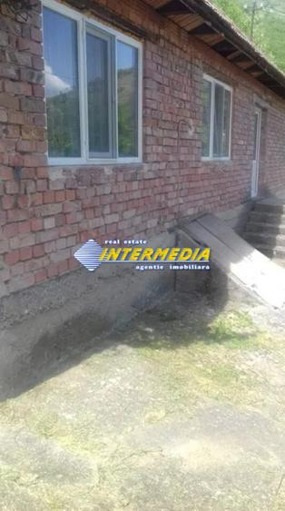 Vand casa pe Parter  cu gradina si teren 2000 mp. si utilitati