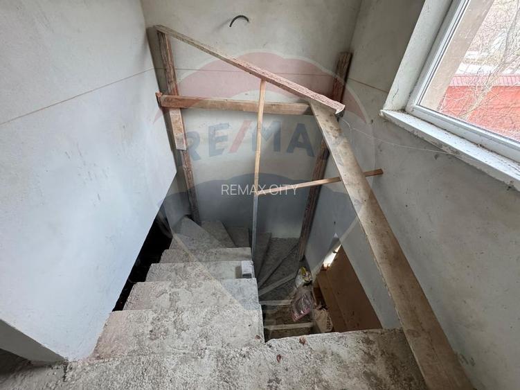 Casă / Vilă cu 6 camere de vânzare în zona Darmanesti - 42