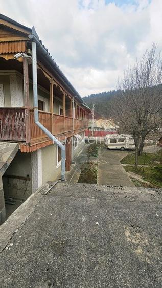 Casă solidă din cărămidă, mobilată, garaj, teren generos – Tarcău - 57