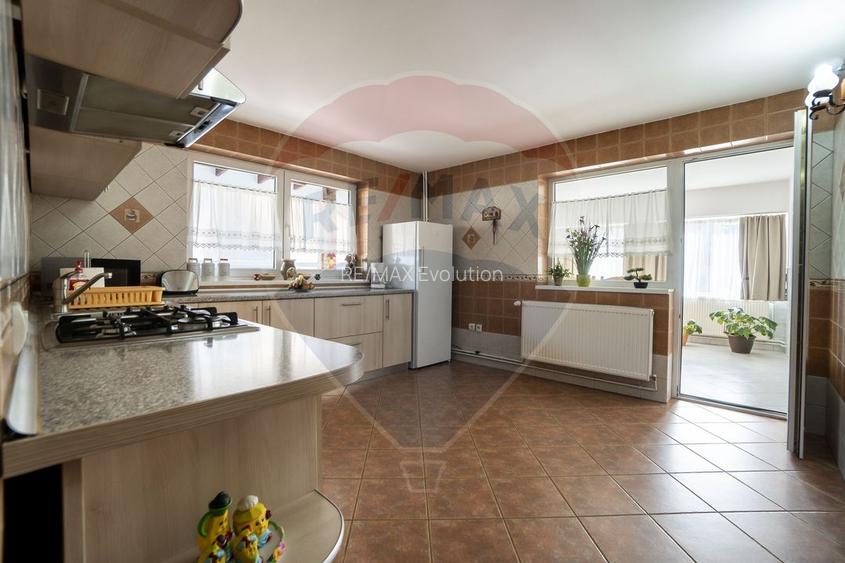 Oportunitate rară: Casă de vacanță sau Pensiune în Poiana Mărului - 11