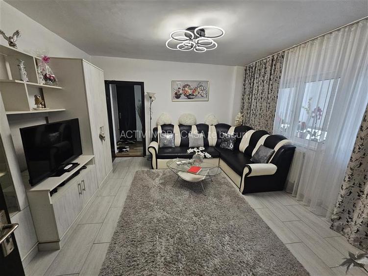 Resita, 3 Cam. Cf. 1, Et. 1, Bulevard, Micro 4 - 32