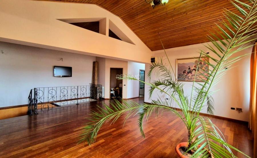 Cauți o casă mare sau spațiu pentru business? Aici le ai pe ambele! - 15