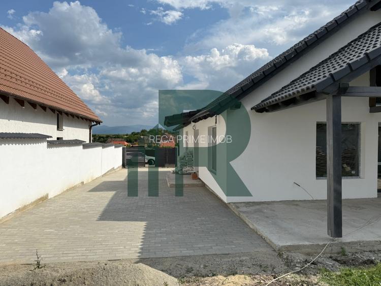 Casa individuala cu 4 camere 2 bai si terasa in Sura Mica - 3