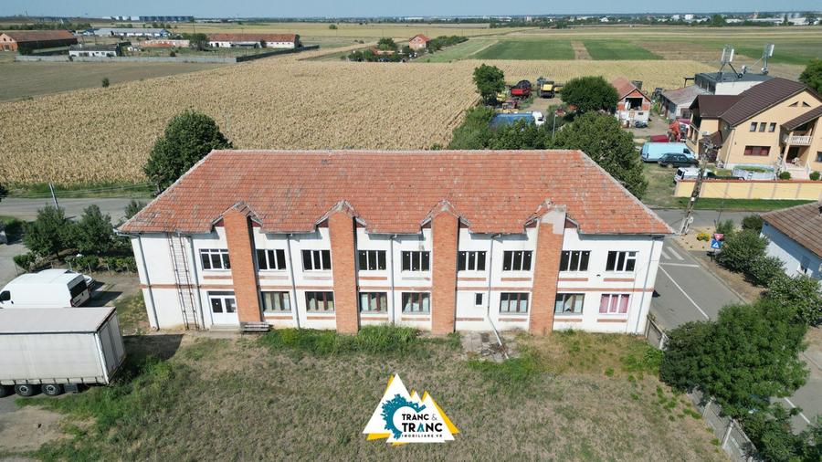 Clădire împunătoare de 540 mp pe 2 nivele în Sânnicolau Mic