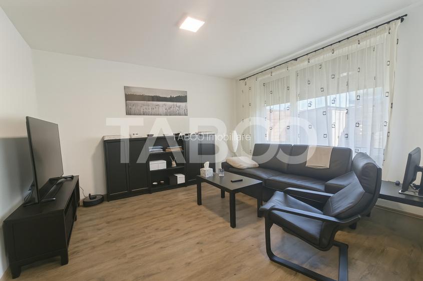 Casa de vanzare in Zavoi cu 3 camere 2 bai curte libera de 50 mp - 2