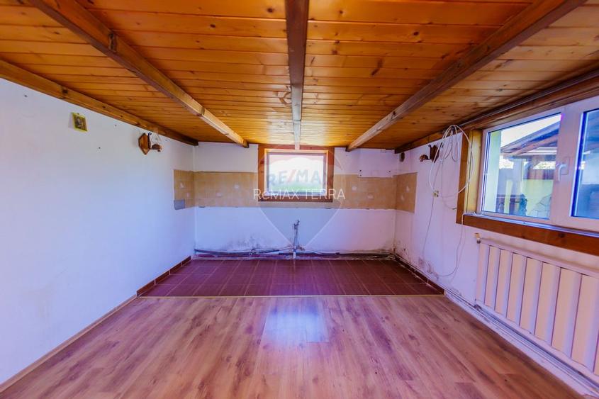 Casă cu 7 camere, 10 ari de vânzare la drumul principal cu 2 intrari - 24