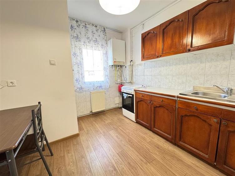 Apartament decomandat 2 camere cu balcon zona Mihai Viteazul
