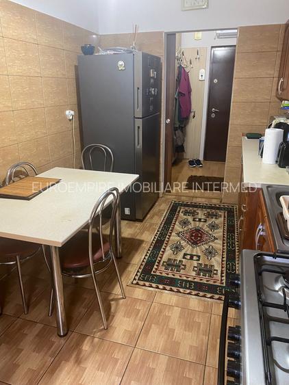 Apartament 2 camere decomandat, zona KM 5 - 8