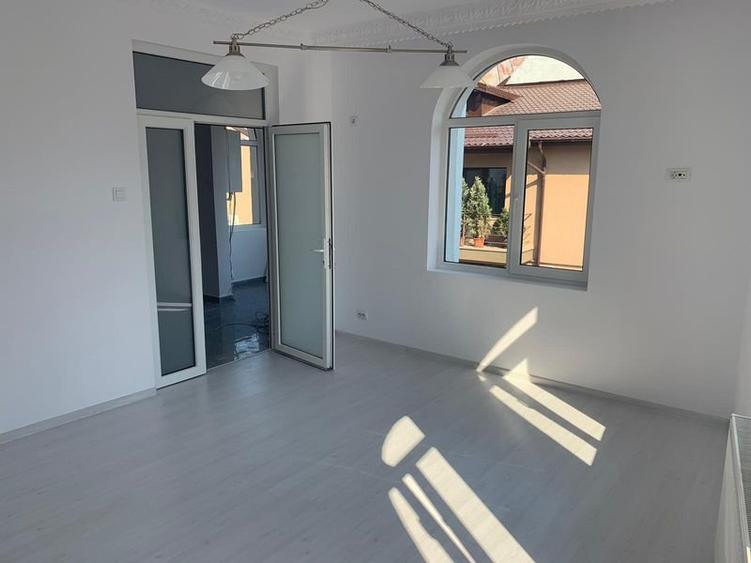 Casă cu 7 camere în Ștefan cel Mare
