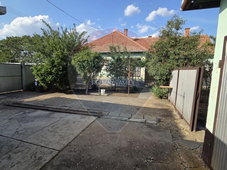 Casă cu gradina si solarii de legume - 7