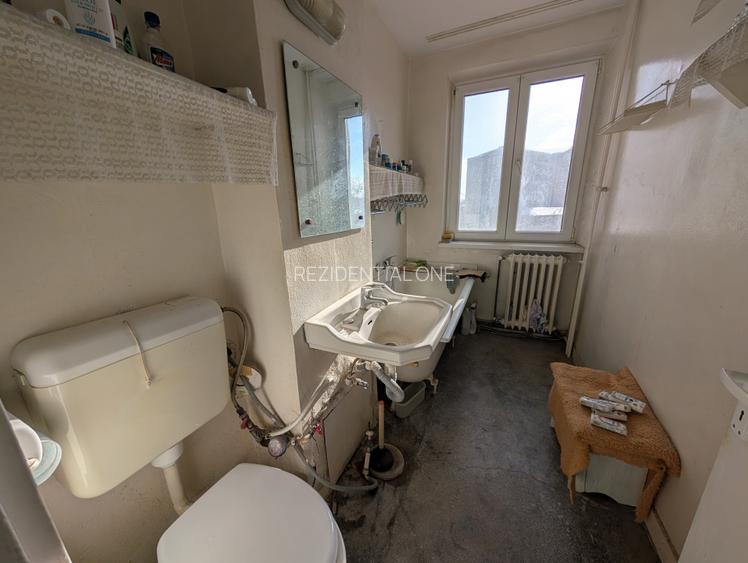 Decomandat, etaj intermediar - 2 camere - spatios - 8