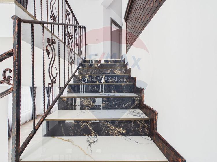 Casă / Vilă cu 5 camere de vânzare - 42