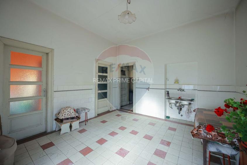 Casă Evreiască de Vânzare, Singur în Curte în zona Ultracentral - 18