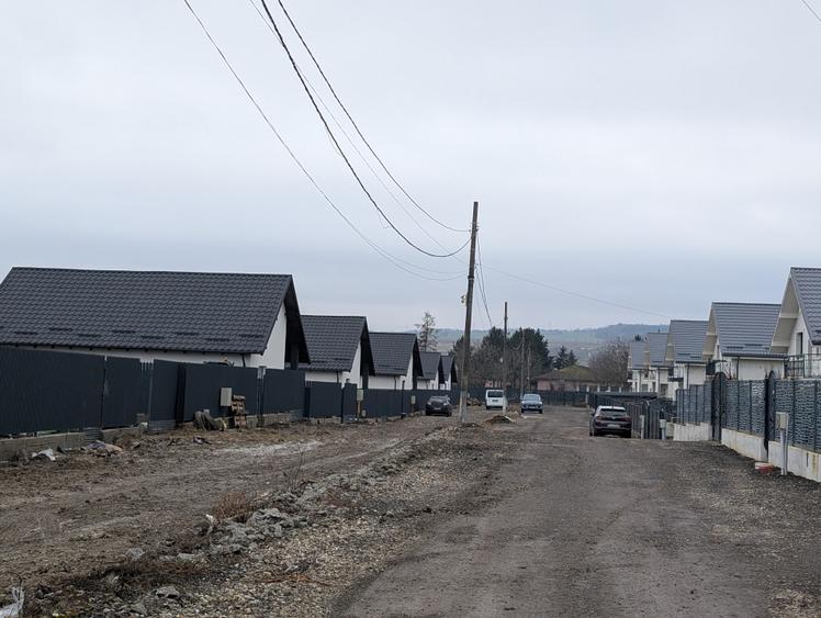 Casa Lilieci 3 dormitoare 2 băi, terasa + beci, canalizare