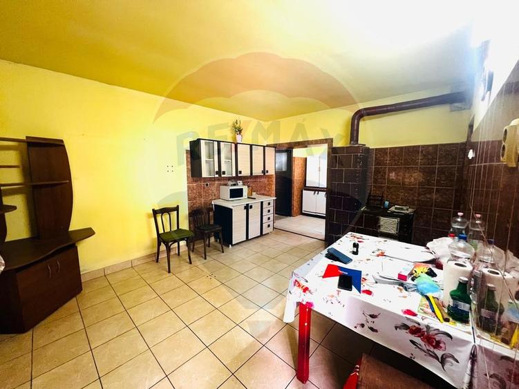 Casă 4 camere 1672 mp teren in Horia