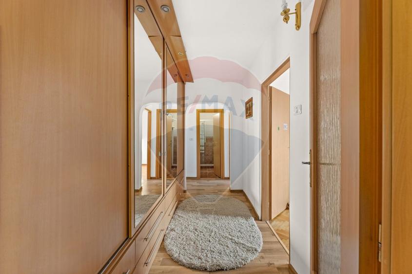 Apartament de vânzare cu 4 camere decomandat - Zona Intim
