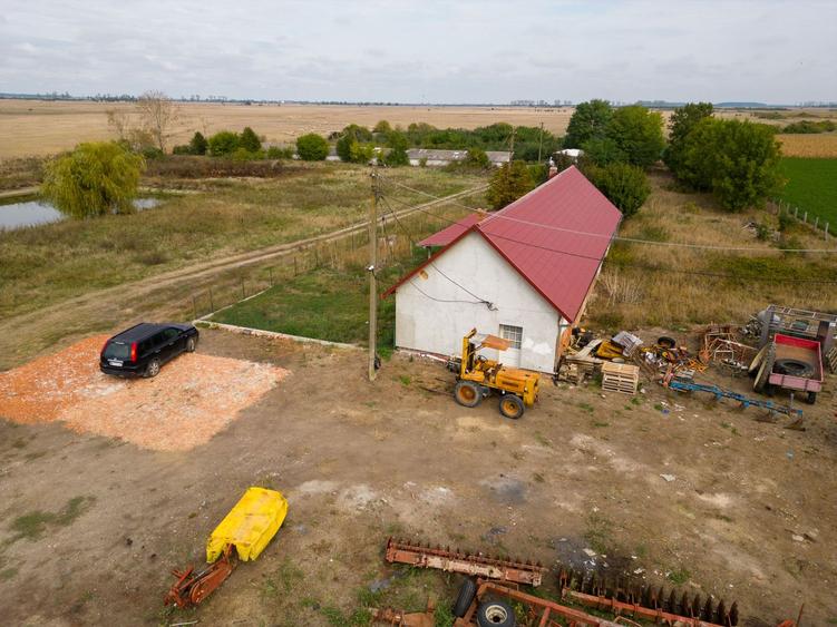 Casă cu teren 13 418 mp intravilan