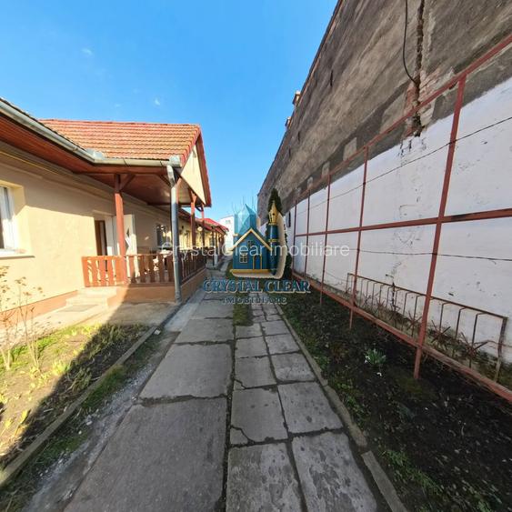 Două case în curte comună, 6 camere + 385 teren - zona semicentrală - 21