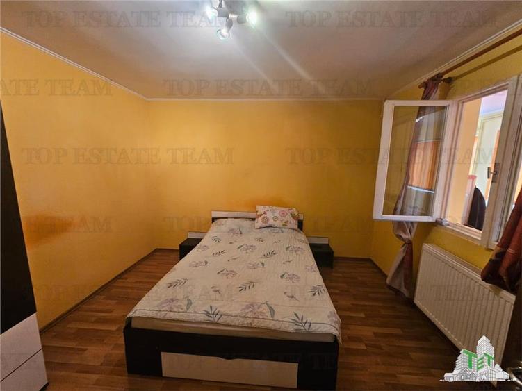 Casa la curte cu garaj dublu langa Padurea Rosu
