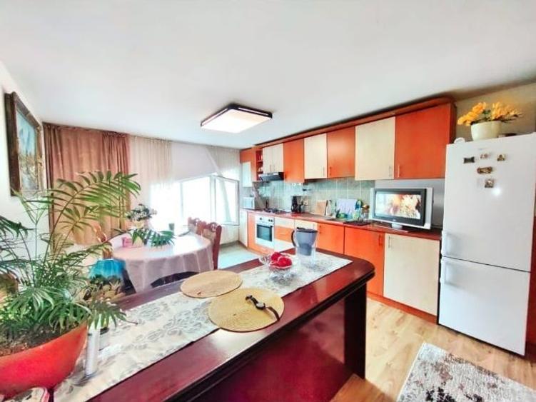 Apartament cu 3 camere de vânzare în cartierul Plopilor.