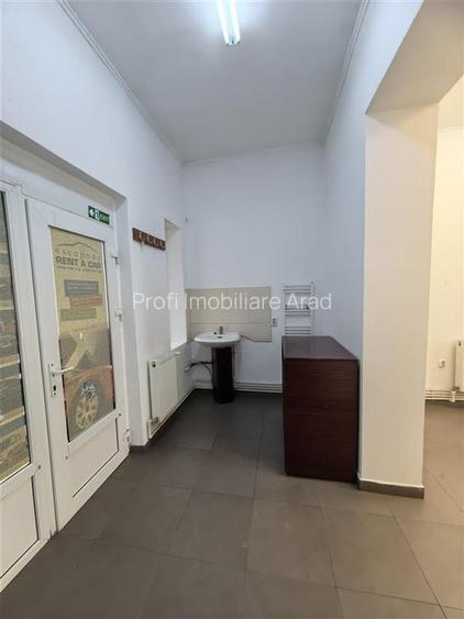 Spatiu comercial 25 mp central la doar 200 euro - 2