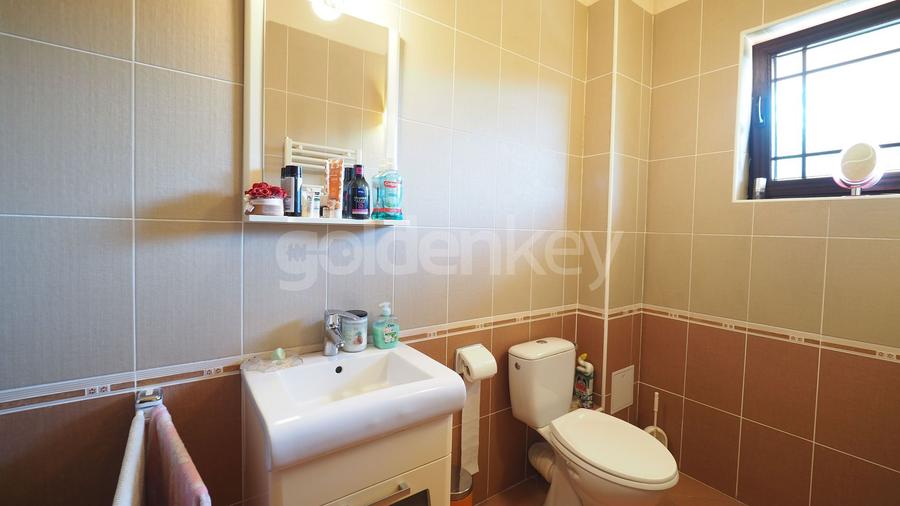 Vila cu 6 camere | gradina atent amenajata | garaj