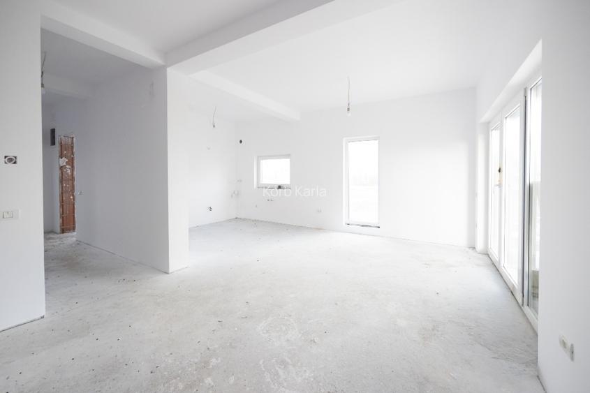 Despartit prin casa scarii! Zona buna! Asfalt! Toate utilitatile! - 11