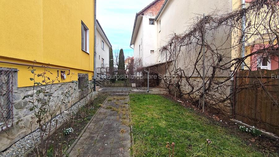 Casa 6 camere in Cisnadie cu garaj si teren 250 mp - 2