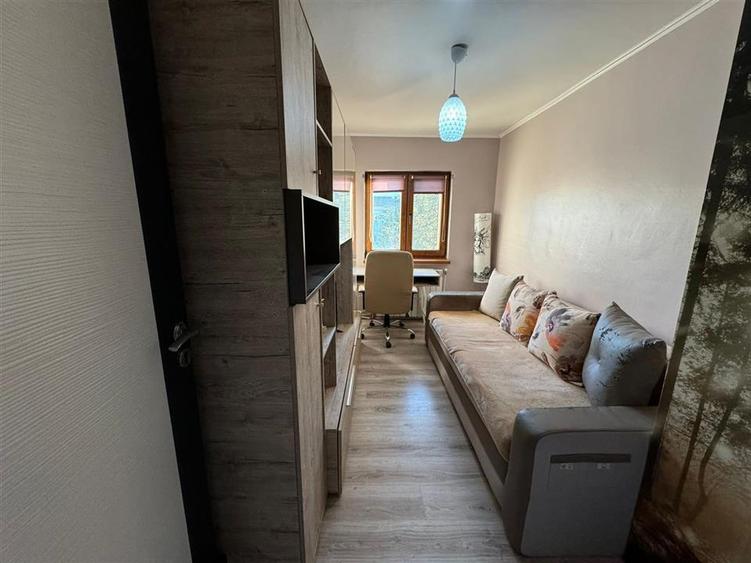Apartament 4 camere, etaj 3 cu acoperis, nemobilat