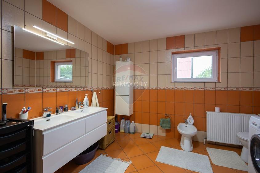 Casa spatioasa de vanzare - 18