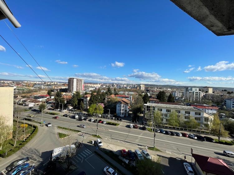 Vând apartament 4 camere initial,transformat in 3 camere cu living marit,84 mp u - 6