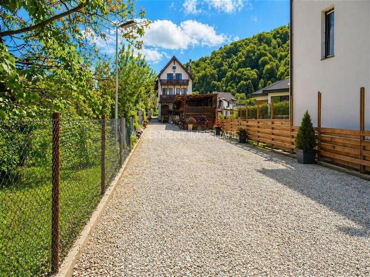 Pensiune cu restaurant, farmec aparte, concept italian, Central, aria Castelul B - 7