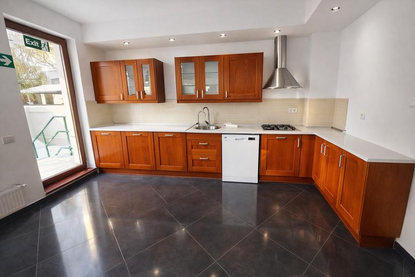 Casă individuală P+2 de închiriat – 6 camere, Otopeni, zonă centrală