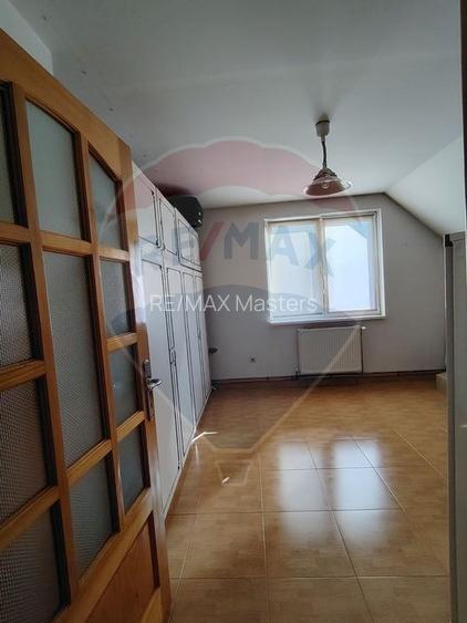 Casă / Vilă cu 8 camere de vânzare în zona Central - 12