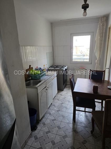 De închiriat apartament 4 camere DC - 6