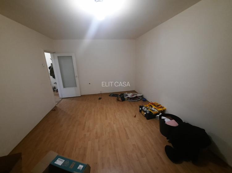 Apartament cu 3 camere decomandat, zona Cug - 2