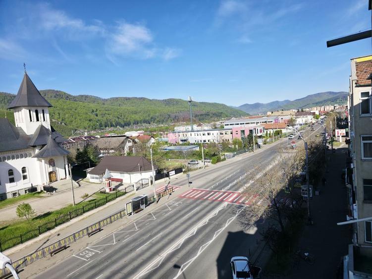 Apartament cu 2 camere de vânzare în zona 1 Mai - 3