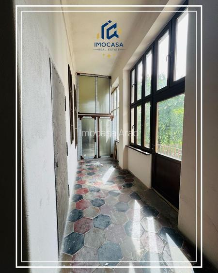 De vanzare Apartament de renovat 4 camere generoase Central Arad - 5